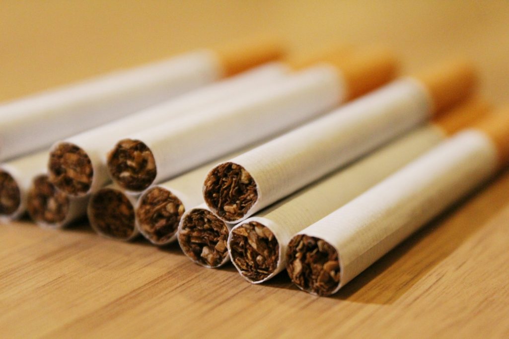 Tabakwaren & Vapes Eine Gruppe von Zigaretten mit braunem Tabak sichtbar im Inneren.