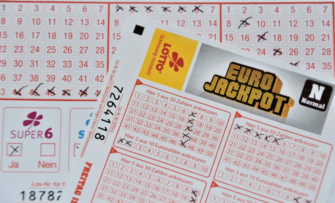 Lotto Lotto-Spielscheine mit Eurojackpot und Super 6, Zahlen und Felder markiert.